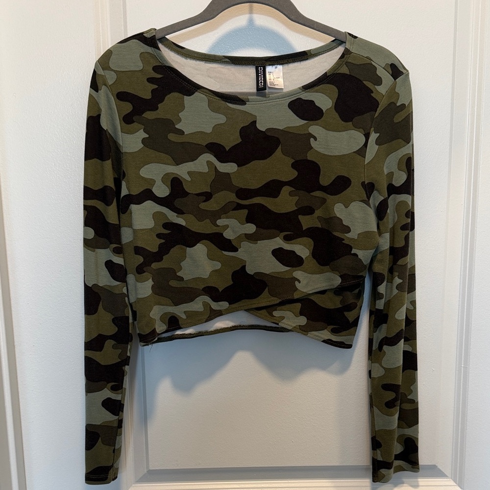 H&M Camouflage Long Sleeve Crop Top